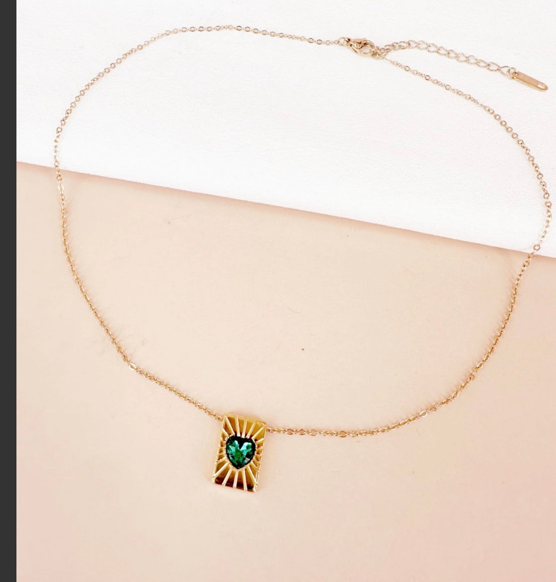 Pendentif Cœur Amaya 💚 | Pierre Verte Dorée – Mille et Une Nuits