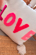 Charger l'image dans la visionneuse de la galerie, Housse de coussin en laine LOVE
