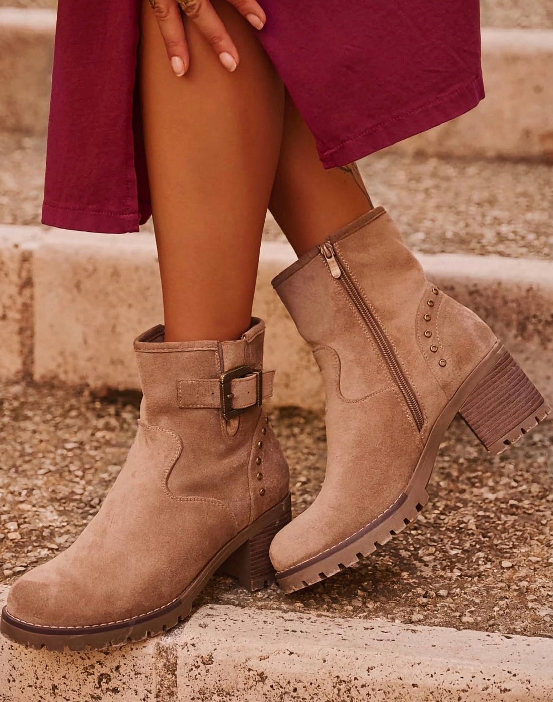 Bottines Daim Beige Cloutées HILARY – Boots Rock Femme