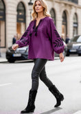Cargar la imagen en la vista de la galería, Blouse COLETTE — Violine oversize brodée
