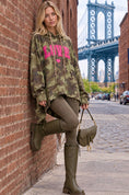 Cargar la imagen en la vista de la galería, CLYDE – Sweat oversize femme à capuche camouflage kaki LOVE
