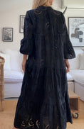 Charger l'image dans la visionneuse de la galerie, Robe longue broderie anglaise noire BARDOT
