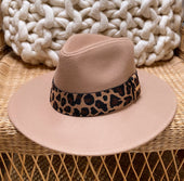 Gorro JIKI con banda de leopardo