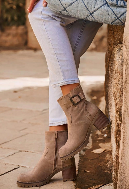 Bottines Daim Beige Cloutées HILARY – Boots Rock Femme