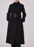 Cargar la imagen en la vista de la galería, Manteau Long Noir Femme CLAUDINE – Ceinture Dorée & Coupe Élégante
