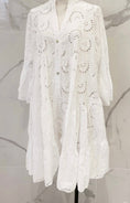 Cargar la imagen en la vista de la galería, Robe broderie anglaise BARDOT  blanche 2 tailles
