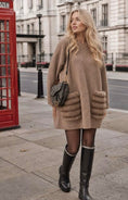 Cargar la imagen en la vista de la galería, LILY – Pull tunique oversize à poches en fausse fourrure
