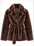 Cargar la imagen en la vista de la galería, Manteau court en fausse fourrure chocolat ceinturé ELANA
