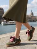 Cargar la imagen en la vista de la galería, Baskets CARLA Effet Daim Kaki & Perles — Sneakers Femme Tendance
