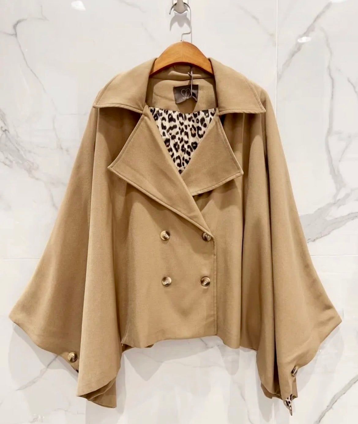 Cape Trench Court BRITISH – Doublure Léopard | By Carla Giannini