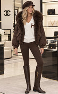 Load image into Gallery viewer, AMBRE – Pull femme crème col V, détail chocolat à boucle
