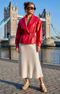 Cargar la imagen en la vista de la galería, Blouson Simili Cuir Rouge KATE — Veste rétro année 80
