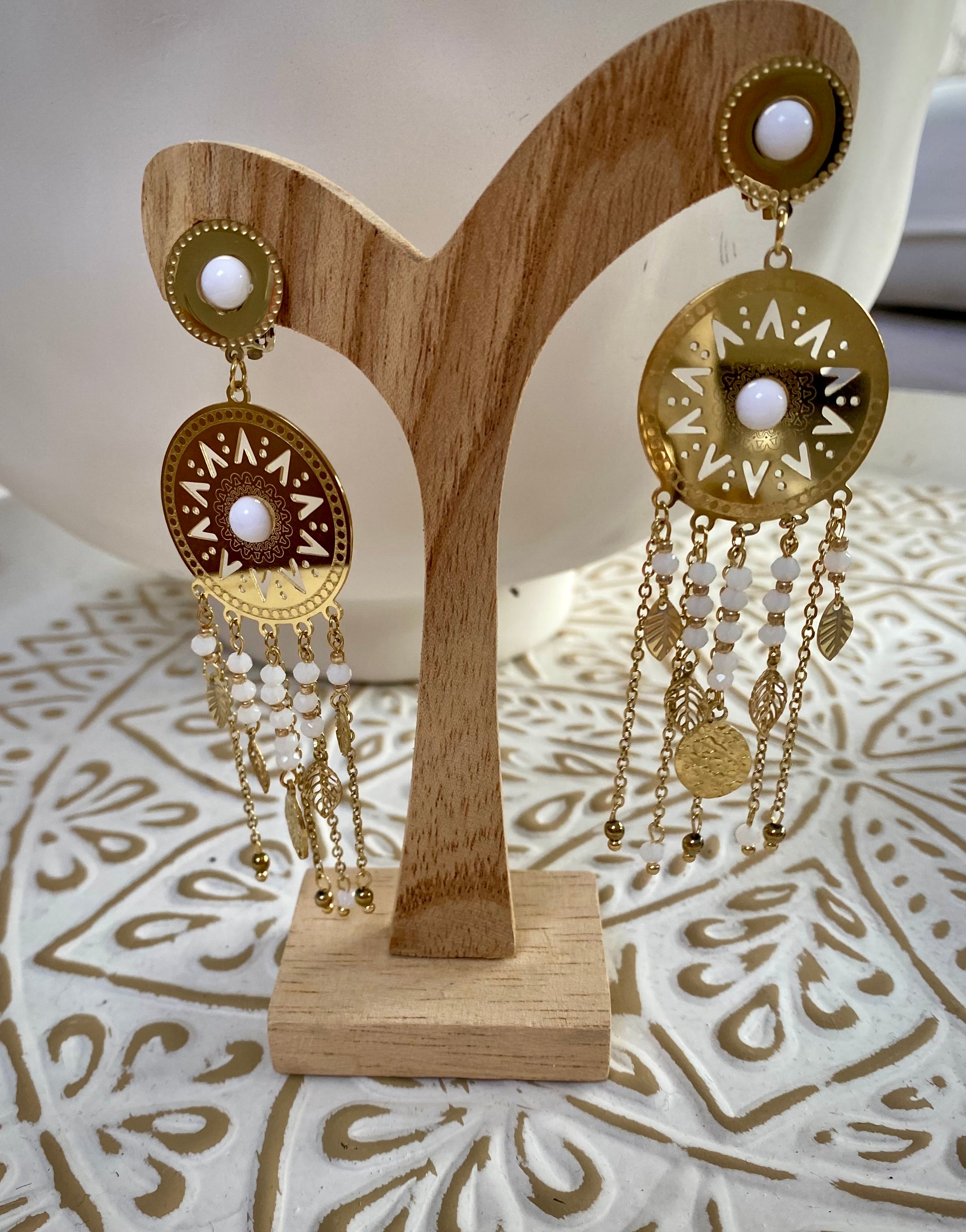 Pair of white/gold OLIVIA clip earrings