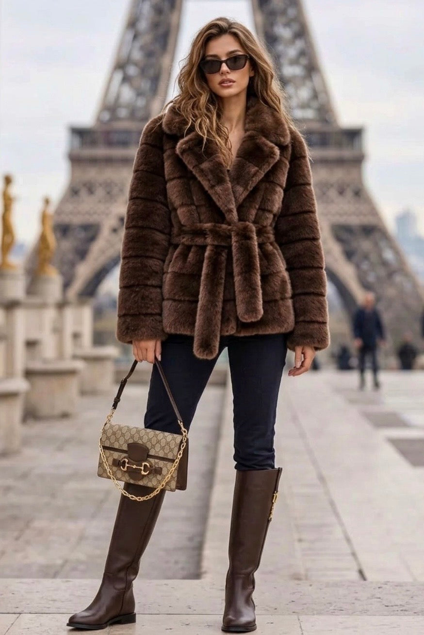 Manteau court en fausse fourrure chocolat ceinturé ELANA
