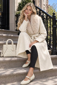Load image into Gallery viewer, Manteau long crème ceinturé col fourrure ARIANA
