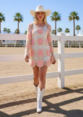 Cargar la imagen en la vista de la galería, Robe Crochet rose NEVADA – Robe courte hippie chic 🌸
