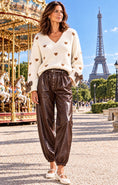 Charger l'image dans la visionneuse de la galerie, Pantalon Barrel Simili Cuir Chocolat NATY
