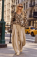 Load image into Gallery viewer, Pantalon large femme PARKER beige à bandes – Coupe bubble
