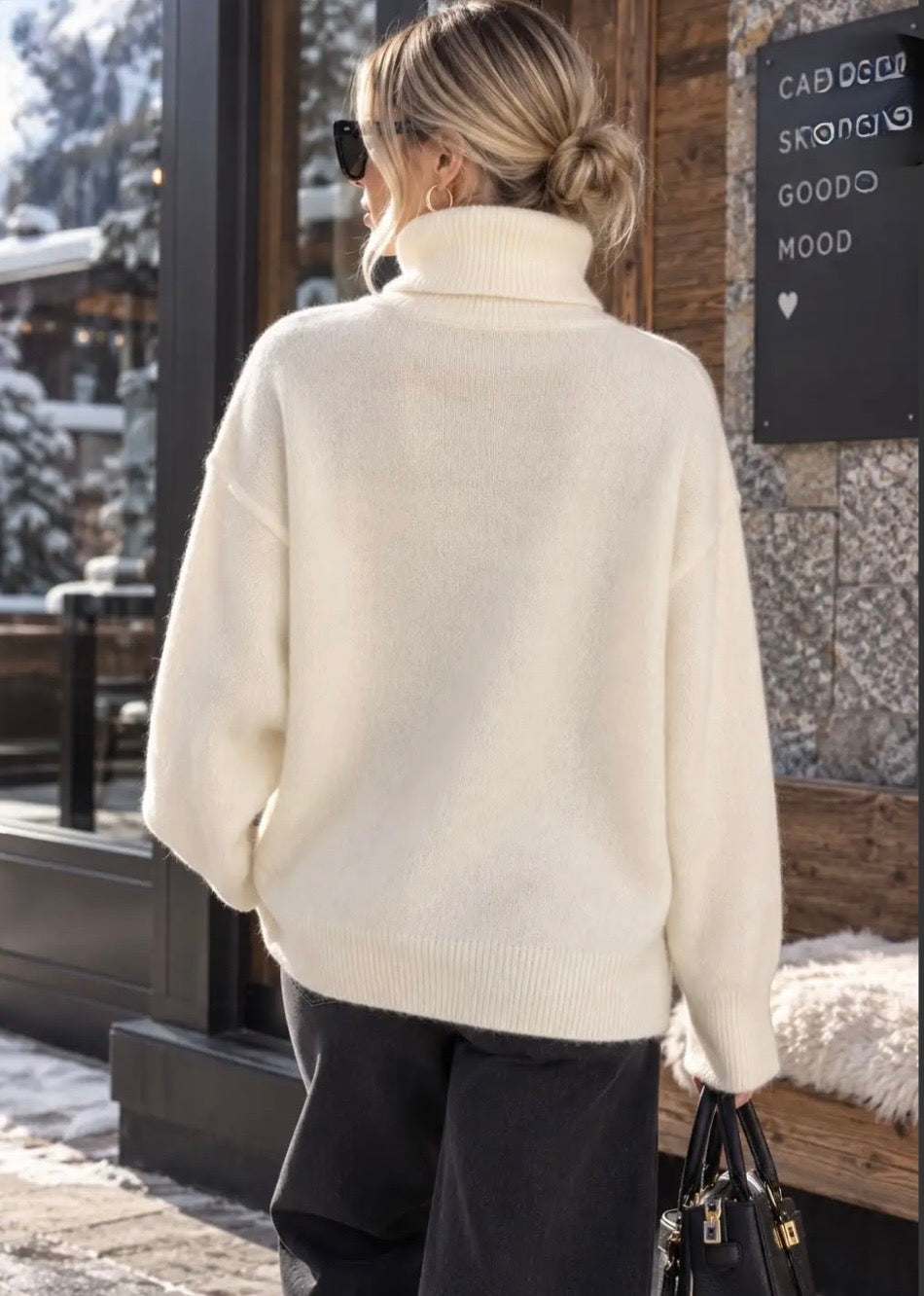 Chamonix – Pull femme écru à col roulé et motif montagne