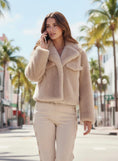 Charger l'image dans la visionneuse de la galerie, Blouson fausse fourrure beige LUIJI
