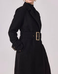 Cargar la imagen en la vista de la galería, Manteau Long Noir Femme CLAUDINE – Ceinture Dorée & Coupe Élégante
