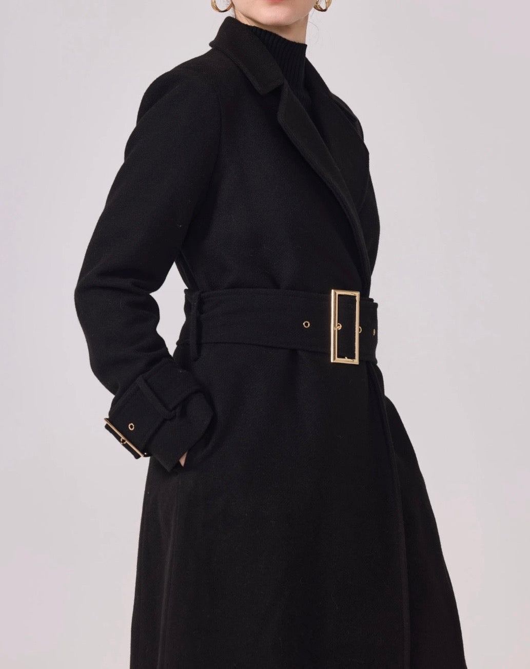 Manteau Long Noir Femme CLAUDINE – Ceinture Dorée & Coupe Élégante