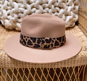 Gorro JIKI con banda de leopardo