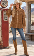 Charger l'image dans la visionneuse de la galerie, TALULAH – Chemise western femme en dentelle camel à franges
