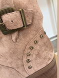 Charger l'image dans la visionneuse de la galerie, Boots bottines daim beige HILARY
