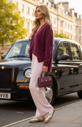 Load image into Gallery viewer, Pull Femme Aubergine Fluide ASHLEY – oversize, Toucher Cachemire
