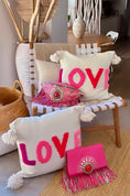 Charger l'image dans la visionneuse de la galerie, Housse de coussin en laine LOVE
