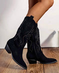 Charger l'image dans la visionneuse de la galerie, Bottes Santiags Noires Cloutées SANTANA – Cow-boy Femme🌵🌿
