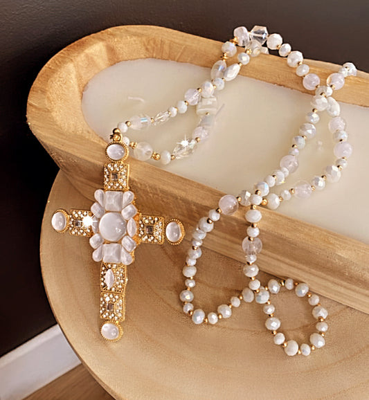 Sautoir croix perles blanches  NORA