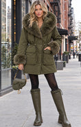 Charger l'image dans la visionneuse de la galerie, STEPHAN – Parka femme kaki à capuche et fausse fourrure
