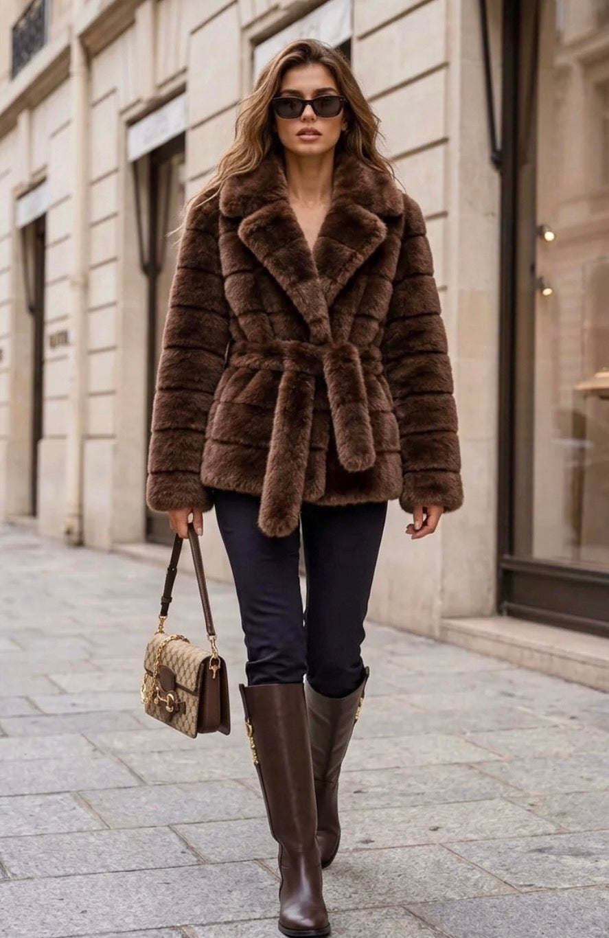 Manteau court en fausse fourrure chocolat ceinturé ELANA