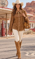 Charger l'image dans la visionneuse de la galerie, TALULAH – Chemise western femme en dentelle camel à franges
