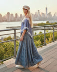 Load image into Gallery viewer, Jupe Perry 🇺🇸 Viscose Rayée Bleu Denim
