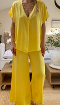 Cargar la imagen en la vista de la galería, Pantalon soie jaune POLY
