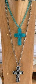 Cargar la imagen en la vista de la galería, Sautoir croix en perles turquoises MADY
