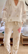 Load image into Gallery viewer, MARION light beige daisy velvet joggers
