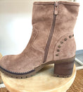 Charger l'image dans la visionneuse de la galerie, Boots bottines daim beige HILARY
