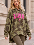 Cargar la imagen en la vista de la galería, CLYDE – Sweat oversize femme à capuche camouflage kaki LOVE
