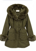 Charger l'image dans la visionneuse de la galerie, STEPHAN – Parka femme kaki à capuche et fausse fourrure
