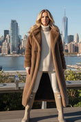 Charger l'image dans la visionneuse de la galerie, Manteau Long Fausse Fourrure Chocolat KELSEY
