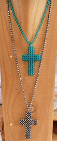 Charger l'image dans la visionneuse de la galerie, Sautoir croix en perles turquoises MADY

