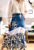 Charger l'image dans la visionneuse de la galerie, Jupe en jean avec volants fleuri FLORIANE
