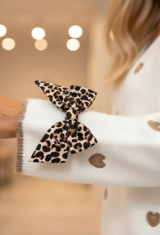 Pull BEATRICE – Cœurs Satin & Nœuds Léopard