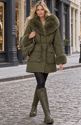 Charger l'image dans la visionneuse de la galerie, STEPHAN – Parka femme kaki à capuche et fausse fourrure
