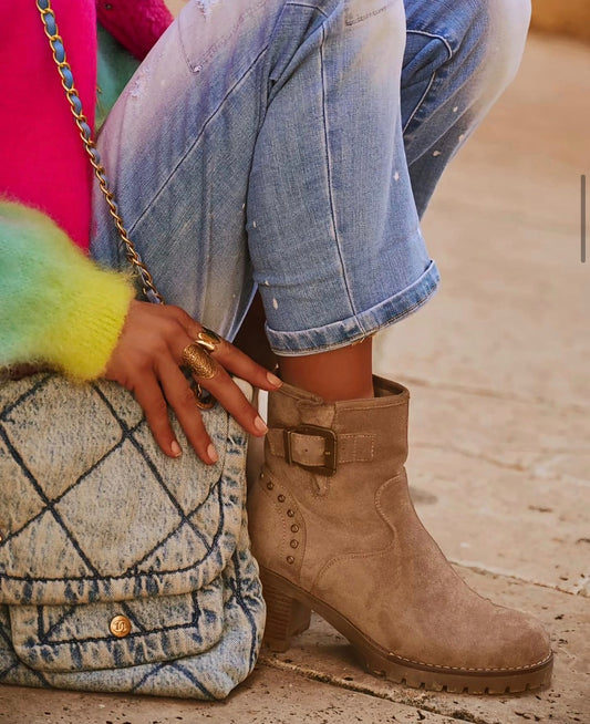 Bottines Daim Beige Cloutées HILARY – Boots Rock Femme