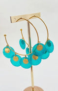 Charger l'image dans la visionneuse de la galerie, Boucles d'oreilles Créoles BEACHY – Dorées & Turquoise Bohème Plage🐚🌴
